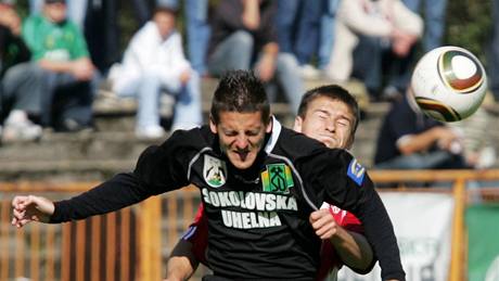 David Vanek (vpedu) a Jan Zawada pi utkání FK Baník Sokolov -  FK Viktoria ikov (4.9.2010)