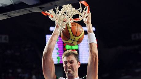 Slovinec Primo Breec smeuje v osmifinále mistrovství svta basketbalist proti Austrálii.