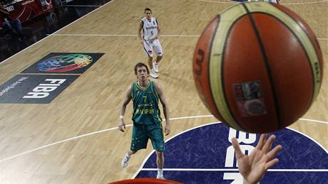 BUDE TO KO? Momentka z osmifinále basketbalového mistrovství svta mezi Austrálií a Slovinskem.
