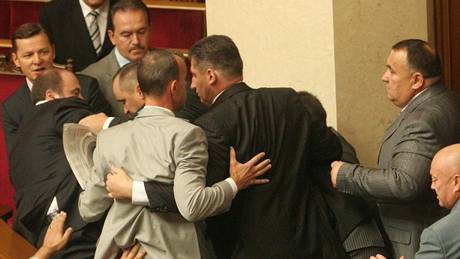V ukrajinském parlamentu se strhla boulivá diskuze pi které létaly facky (7. záí 2010)