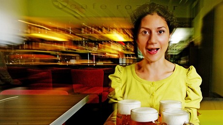 Hereka Martha Issová obsluhuje hosty Café Rozmar