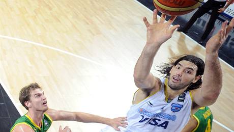 Luis Scola (v bílém) z Argentiny stílí na ko Brazílie. Sleduje ho Tiago Splitter