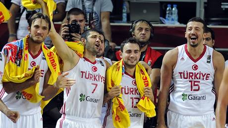 Basketbalisté Turecka se radují z výhry nad Slovinskem