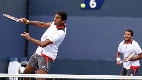 A JDEME DÁL. Tenisový pár Ind Bopanna (vlevo) a Pákistánec Kúreí vyadila na US Open nasazené dvojky.