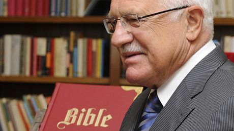 Prezident Václav Klaus pevzal 8. záí v Praze svazek limitovaného vydání Bible