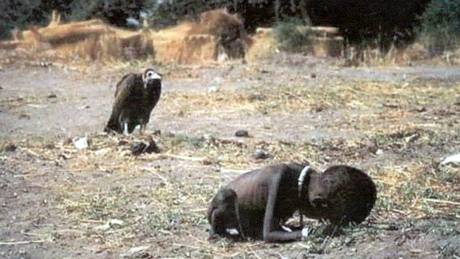 Podvyživené dítě v hladomorem postiženém Súdánu se plazí k táboru OSN. (březen 1993)