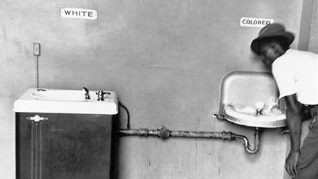 Rasově oddělené fontánky v Severní karolině v USA. (1950)