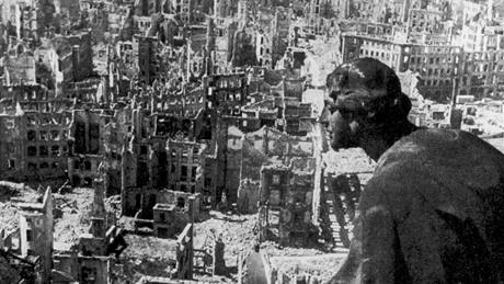 Pohled na jižní část Drážďan z věže Nové radnice, která jako zázrakem přežila bombardování 13. února 1945. (17. září 1945)