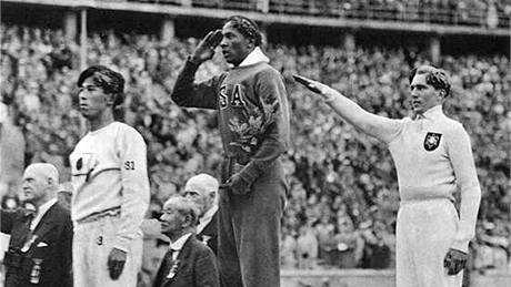 Olympijský vítěz ve skoku do dálky, Američan Jesse Owens (uprostřed), během...