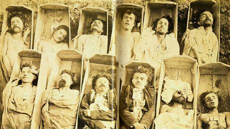 Mrtví komunardi v rakvích popravení při povstání v Paříži. (21. května 1871)
