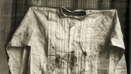 Prostřílená krvavá košile popraveného mexického císaře Maxmiliána. (19. června 1867)