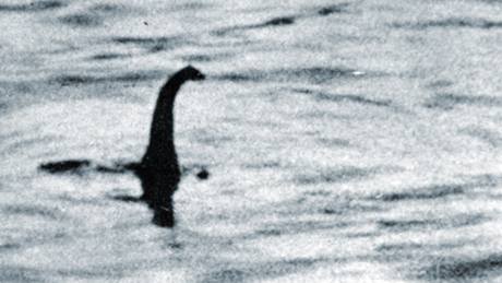 Údajná příšera Nessie vyfocená v Loch Ness, druhém největším jezeru ve Skotsku. (duben 1934)