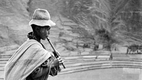 Chlapec hrající na flétnu u Cuzca v Peru. (jaro 1954)