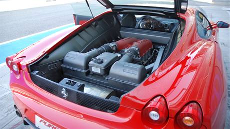 RUDÝ KŮŇ. V Monze se můžete projet i s nabušeným Ferrari F430 F1.
