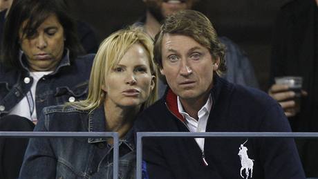 GREAT ONE A ÁBA. Slavný hokejista Wayne Gretzky sledoval utkání Federera proti Söderlingovi s manelkou Janet Jonesovou. 