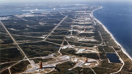 Letecký pohled na �adu ramp vojenské �ásti kosmodromu Cape Canaveral; civilní �ást Kennedy Space Center je vzadu na obzoru