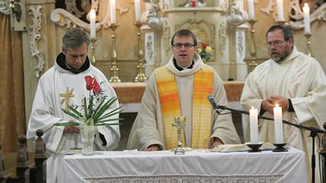 Kostel v Orlickém Záho�í b�hem m�e
