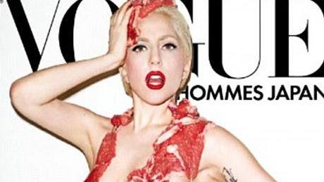 Lady Gaga na obálce asopisu Vogue v bikinách z masa