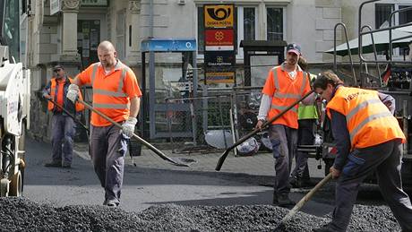Oprava silnice v centru vyplaveného H�enska.