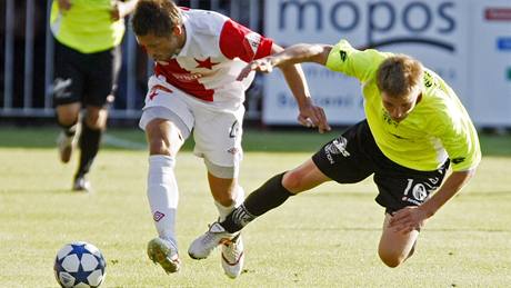 Slávista David Hubáek (vlevo) v souboji s jedním z pardubických fotbalist.