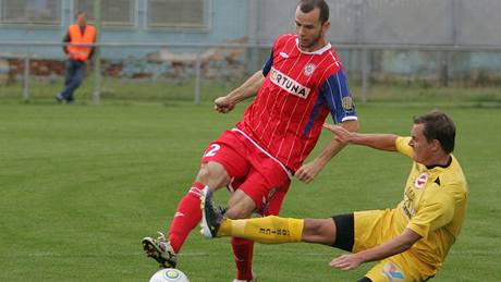 Brn�nský Franti�ek D�í��al (vlevo) v souboji s rosickým P�ikalem.