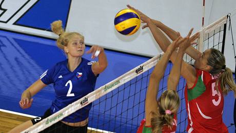eská volejbalistka Barborková se snaí prosadit proti bulharskému bloku.