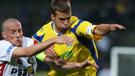 Jihlavský Filip Dort (vlevo) se sna�í zastavit zlínského Filipa Nováka.