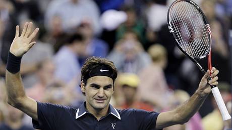 Roger Federer zdraví diváky po výhe nad Jürgenem Melzerem.
