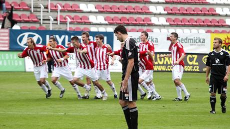 Zatímco se ikovtí fotbalisté radují z vítzství a postupu, jejich soupei z Hradce Králové klopí oi.