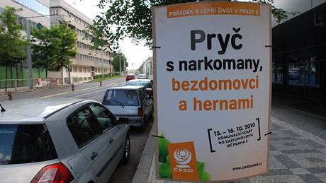 V ulicích Prahy 5 se objevily pedvolební plakáty SSD, které slibují vymýcení bezdomovc a narkoman z území páté mstské ásti.