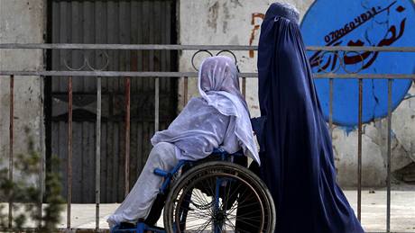 Afghánka tlaí postienou pítelkyni ulicemi Dalalabádu