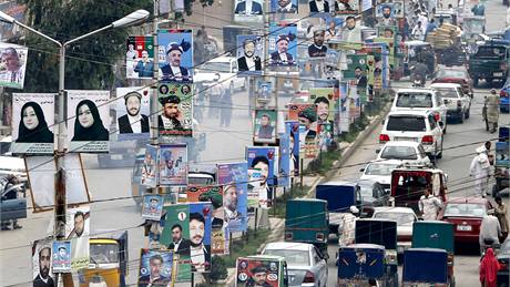 Ulice afghánské metropole Kábulu zaplavily ped volbami plakáty kandidát do parlamentu. Plakáty enských kandidátek jsou asto druhý den po vylepení zniené