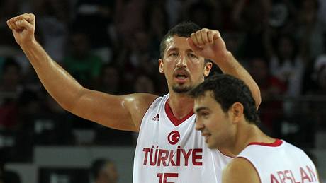 Hedo Turkoglu (vlevo) a Ender Arslan z Turecka se radují