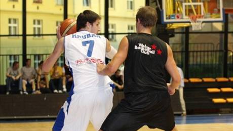 Vojt�ch Hruban (vlevo) by m�l pat�it k tahoun�m USK Praha