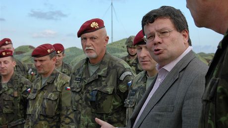 Ministr obrany Alexandr Vondra na návtv brigády rychlého nasazení v atci.