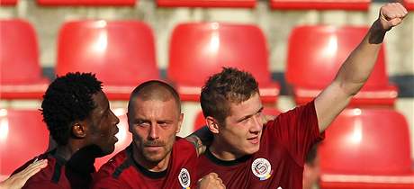 GÓLOVÁ RADOST. Sparan Juraj Kucka (vpravo) dal jediný gól v zápase proti Jablonci. Na snímku mu gratuluje Tomá epka a Bony Wilfried.