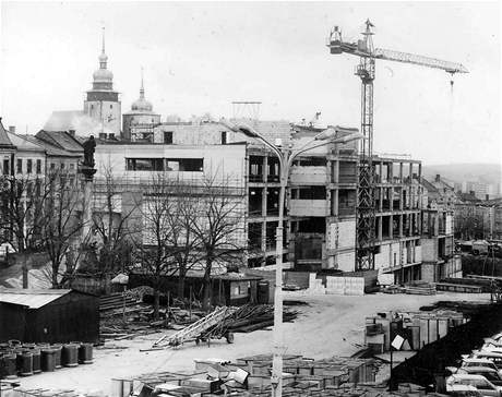 Budova obchodnho domu Prior se v Jihlav stavla na zatku 80. let. Zkolaudovna byla v roce 1983.