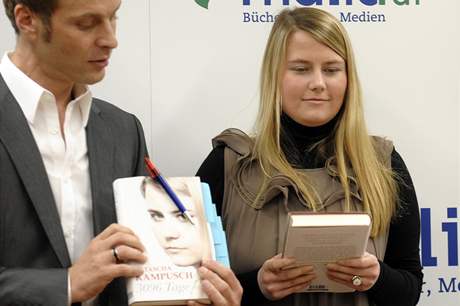 Rakuanka Natascha Kampuschová ve Vídni pedítala ze své knihy o ivot v zajetí (9. záí 2010).