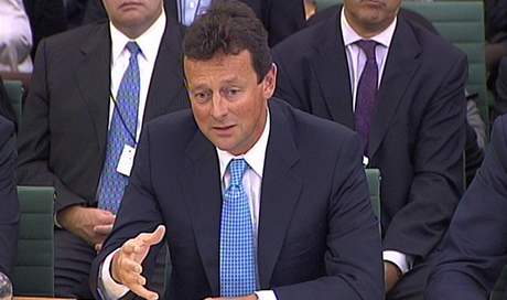 Odstupující éf BP Tony Hayward v britském parlamentu (15. záí 2010)