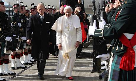 Svatho otce Benedikta XVI. na letiti pivtal vvoda z Edinburghu (16. z 2010)