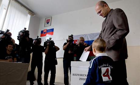 Pedseda slovenské Národní rady Richard Sulík hlasuje v referendu. Do volební místnosti piel v doprovodu svého tíletého syna Huga (18. záí 2010)