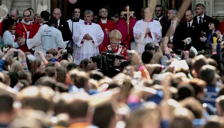 Ped Westminsterskou katedrlou v Londn se shromdily davy lid. Pijel pape benedikt XVI. (18. z 2010)