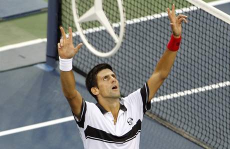 Novak Djokovi slaví postup pes Federera do finále US Open