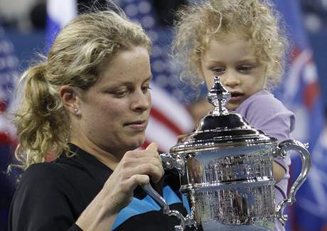 Kim Clijstersov s dcerou Jadou a s trofej pro ampionku US Open 2010