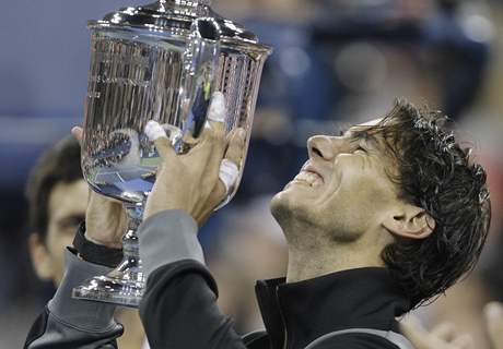 Rafael Nadal s trofejí pro ampiona US Open