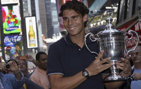 Rafael Nadal ukazuje trofej pro ampiona US Open na newyorském Times Square