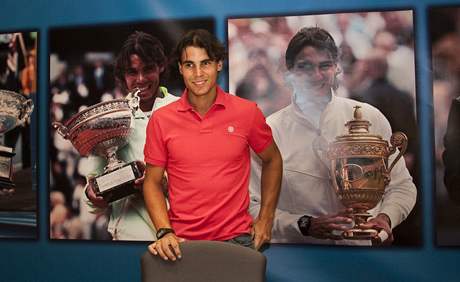 Rafael Nadal po pletu do panlska po vtznm US Open pzuje ped fotografiemi svch grandslamovch spch