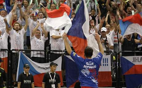 Radek Stpnek se raduje s eskmi fanouky po zisku prvnho bodu v semifinle Davisova pohru v Srbsku