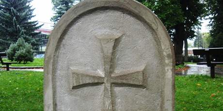 V jihlavských Smetanových sadech umístil jihlavský zastupitel Martin Herzán (KSM) kamenný kí.