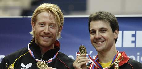 MÁME ZLATO! Nmetí stolní tenisté Christian Süss a Timo Boll se radují ze zisku zlatých medailí na mistrovství Evropy.